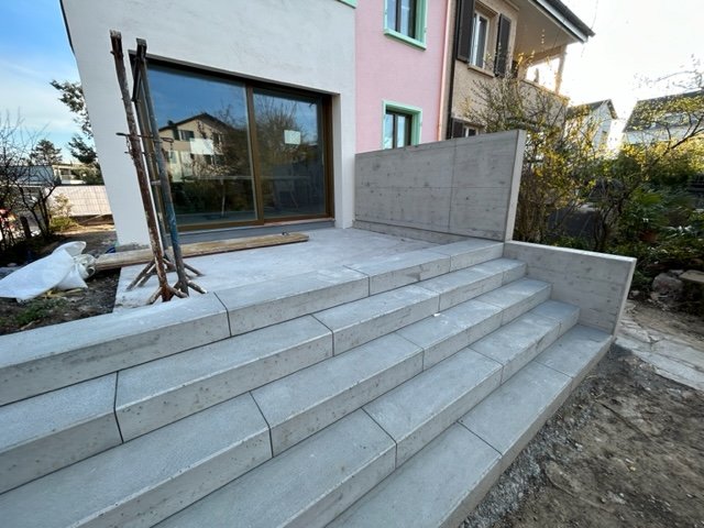 Betontreppe mit Betonmauer aus Sichtbeton
