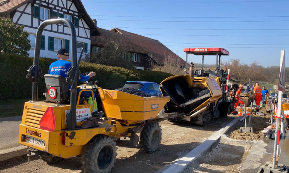 Ob kleine Reparaturen wie Schlaglochflickungen oder der komplette Einbau neuer Asphaltbeläge: Wir realisieren fachgerechte Belagsarbeiten für Strassen, Einfahrten, Vorplätze und Zufahrtswege in Basel-Land. Mit moderner Technik und erfahrenem Team sorgen wir für hohe Belastbarkeit und eine langlebige Oberfläche. Unsere Versiegelungen mit Schlämme schützen Ihren Asphalt zusätzlich und verzögern den Alterungsprozess.
