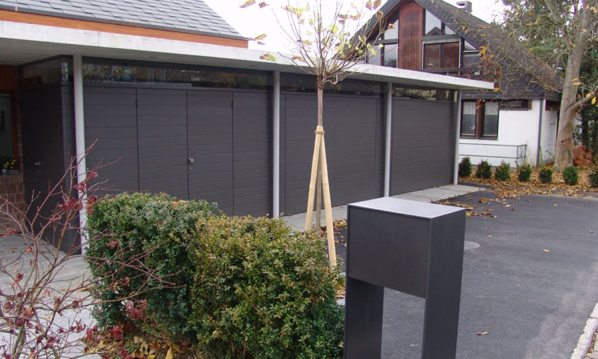 Sicher, flexibel und langlebig: Mit einer individuell geplanten Garage oder einem Carport schützen Sie Fahrzeuge zuverlässig vor Witterung und schaffen gleichzeitig mehr Komfort rund ums Haus. Ob gemauerte Garage, Fertiggarage oder moderner Carport – wir bauen passgenaue Lösungen für Ihr Zuhause oder Ihr Gewerbeobjekt