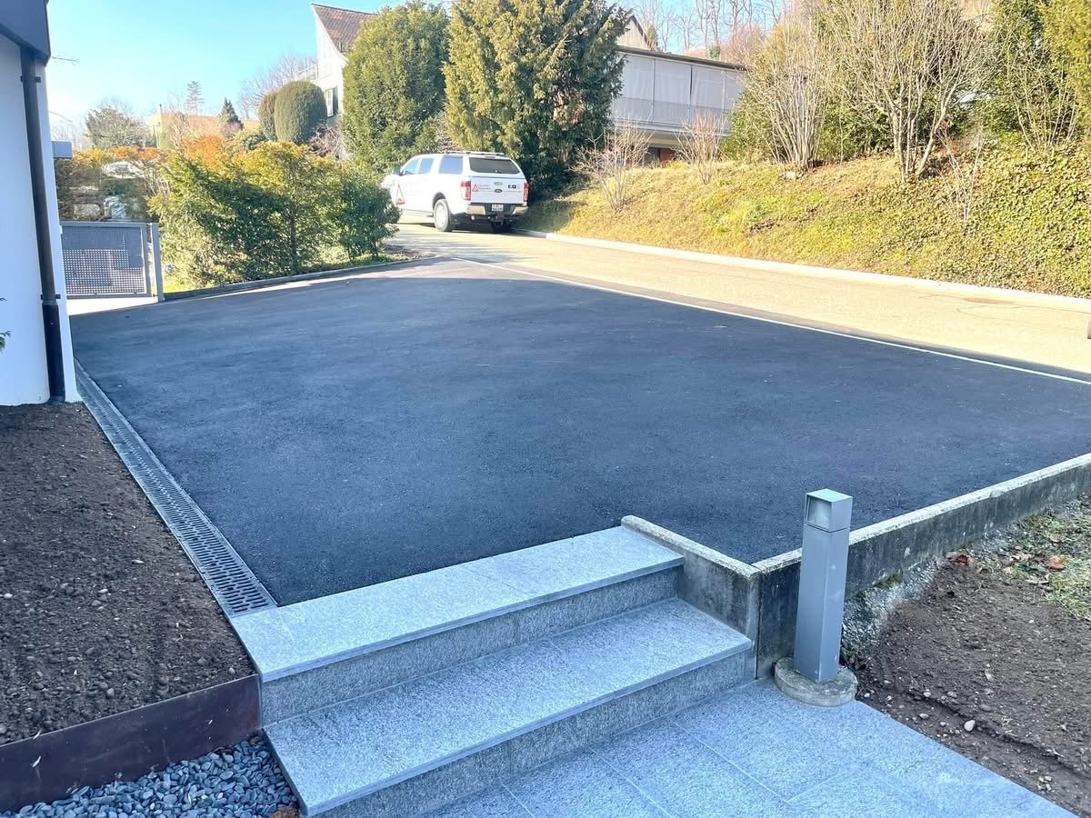 Entwässerung und Vorplatz mit Belag und Natursteintreppe