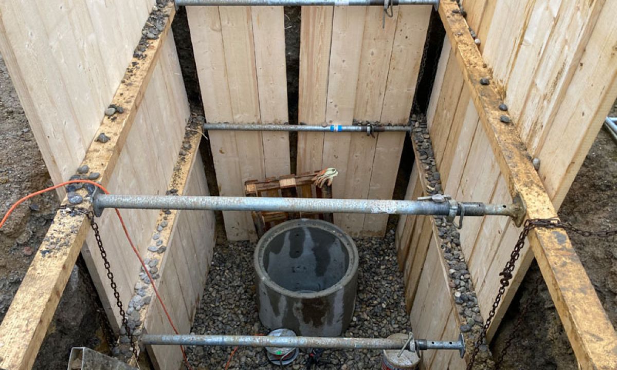 Ob manuelle oder maschinelle Grabarbeiten – wir erstellen und sichern Gräben für Wasser-, Gas- und Kanalisationleitungen fachgerecht mit Spriessungen. Zusätzlich übernehmen wir den Aushub für Schächte, Fundamente oder den Bau von Schwimmbädern