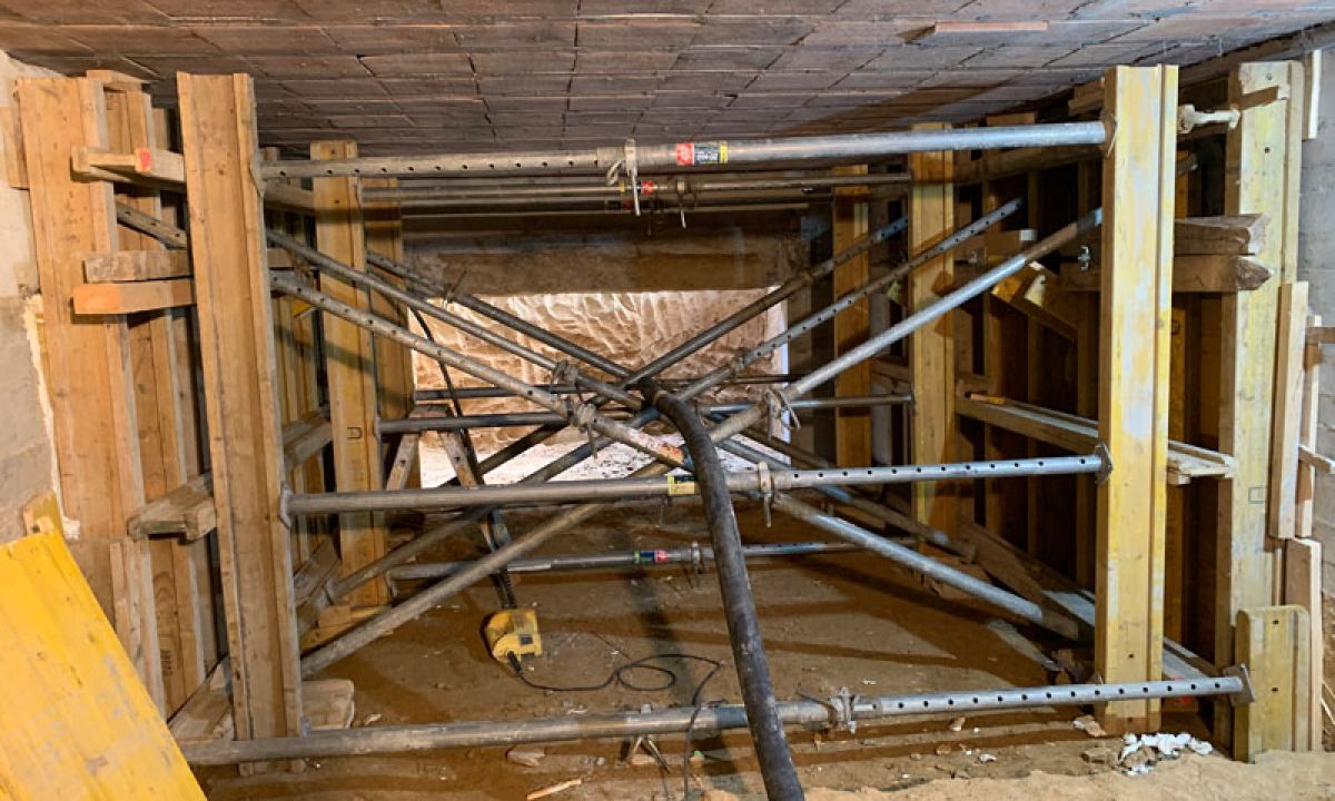Unterkellern bestehender Bauten mit Unterfangungen oder erstellen von einem Aushub und Anbauen des bestehenden Kellers. Unsere Fachmänner führen die nötigen Bau- und Betonarbeiten aus und bauen Ihren Keller an.

Gewinnen Sie wertvollen Stauraum und vielseitige Nutzungsmöglichkeiten hinzu: Mit einem fachgerecht geplanten und ausgeführten Kelleranbau profitieren Sie von massgeschneiderten Lösungen und langjähriger Bauerfahrung.
