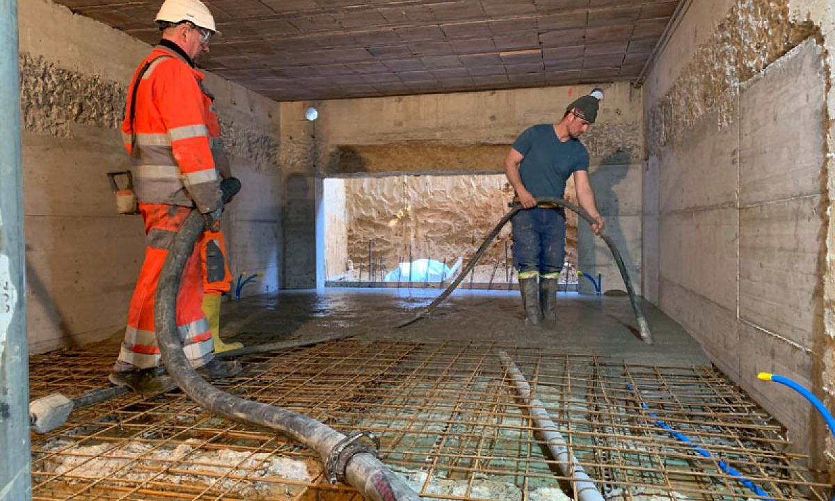 Wir sanieren Ihren Keller umfassend: Ein dichter Keller dank Betonboden und effektiver Dämmung der Decke,ein warm und nutzbaren Kellerraum. Nasse Keller trocken legen und sanieren. Zudem schützen wir Ihr Haus zuverlässig vor Feuchtigkeitsschäden – kompetent und fachgerecht in Basel-Land und Umgebung.