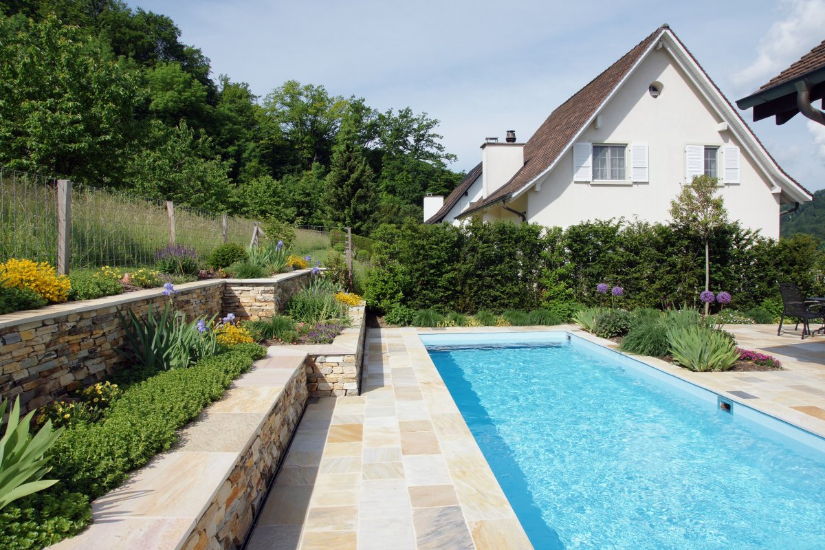 Sichtbetonpool - Schwimmbad im Garten