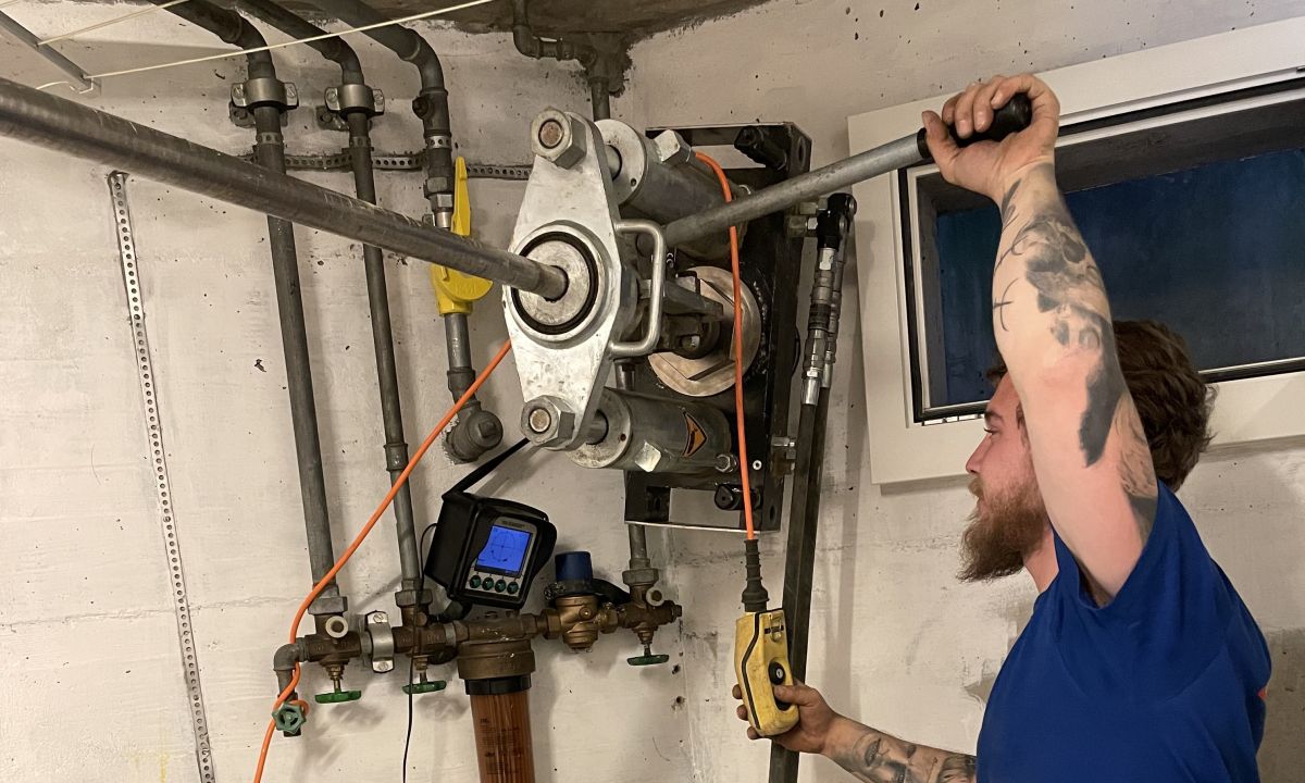 Die Richtpressung ermöglicht das grabenlose Verlegen von Rohrleitungen bis zu 50 Metern – ideal für Hausanschlüsse. Mit modernster hydraulischer Technik wird ein Pilotgestänge in den Boden gepresst und der Verlauf per Ortung präzise überwacht. So verlängern wir Leitungen effizient, ohne einen Graben öffnen zu müssen, und garantieren saubere, termingerechte Arbeiten mit geschultem Personal.