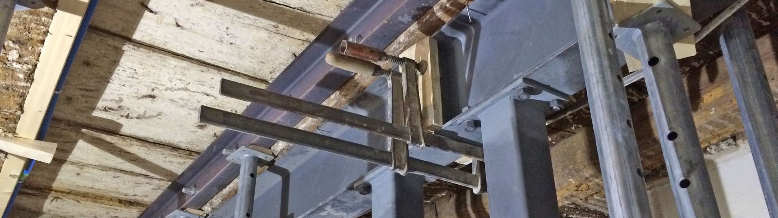 Ob Grossprojekt oder kleinere Umbauten – wir sind Ihr erfahrener Partner bei der Veränderung von Wohn- und Gewerberäumen in Basel-Land. Unsere Fachmaurer brechen Wände ab, errichten neue, verputzen Fassaden und sanieren Böden und Keller. Für einen reibungslosen Ablauf arbeiten wir eng mit bewährten Bauleitern zusammen und garantieren staubfreie Umbauarbeiten.