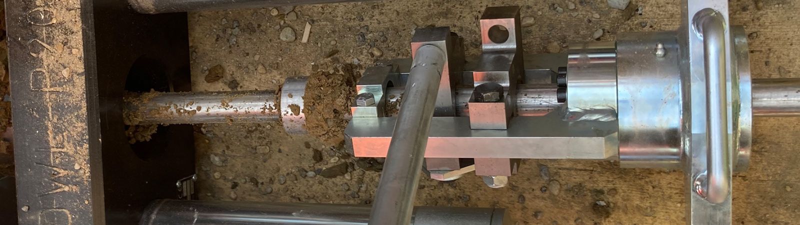 Die Richtpressung ermöglicht das grabenlose Verlegen von Rohrleitungen bis zu 50 Metern – ideal für Hausanschlüsse. Mit modernster hydraulischer Technik wird ein Pilotgestänge in den Boden gepresst und der Verlauf per Ortung präzise überwacht. So verlängern wir Leitungen effizient, ohne einen Graben öffnen zu müssen, und garantieren saubere, termingerechte Arbeiten mit geschultem Personal.