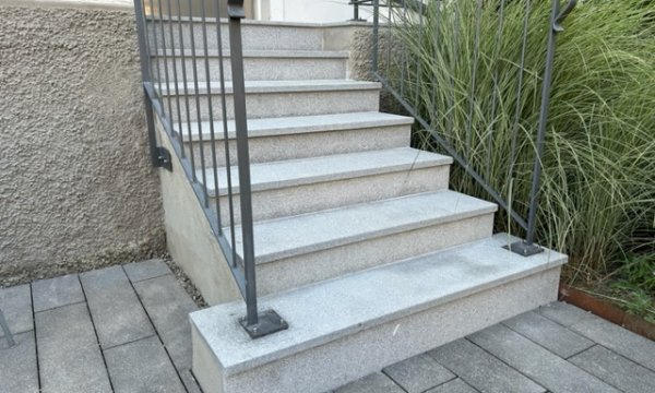 Treppe mit Granitplatten