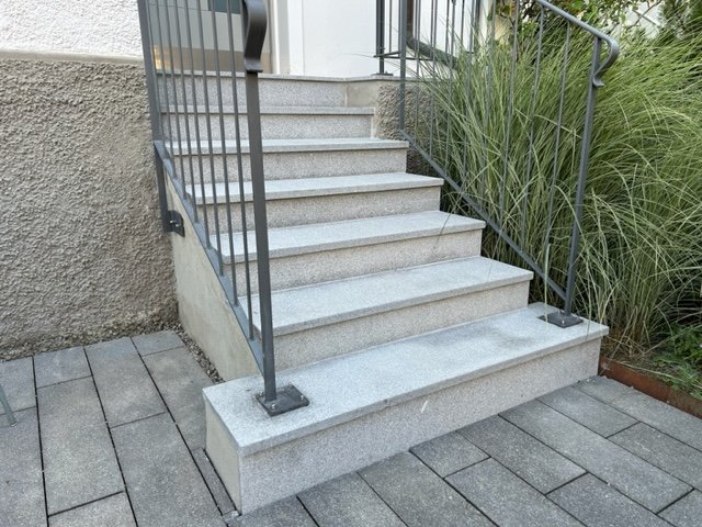 Treppe mit Granitplatten