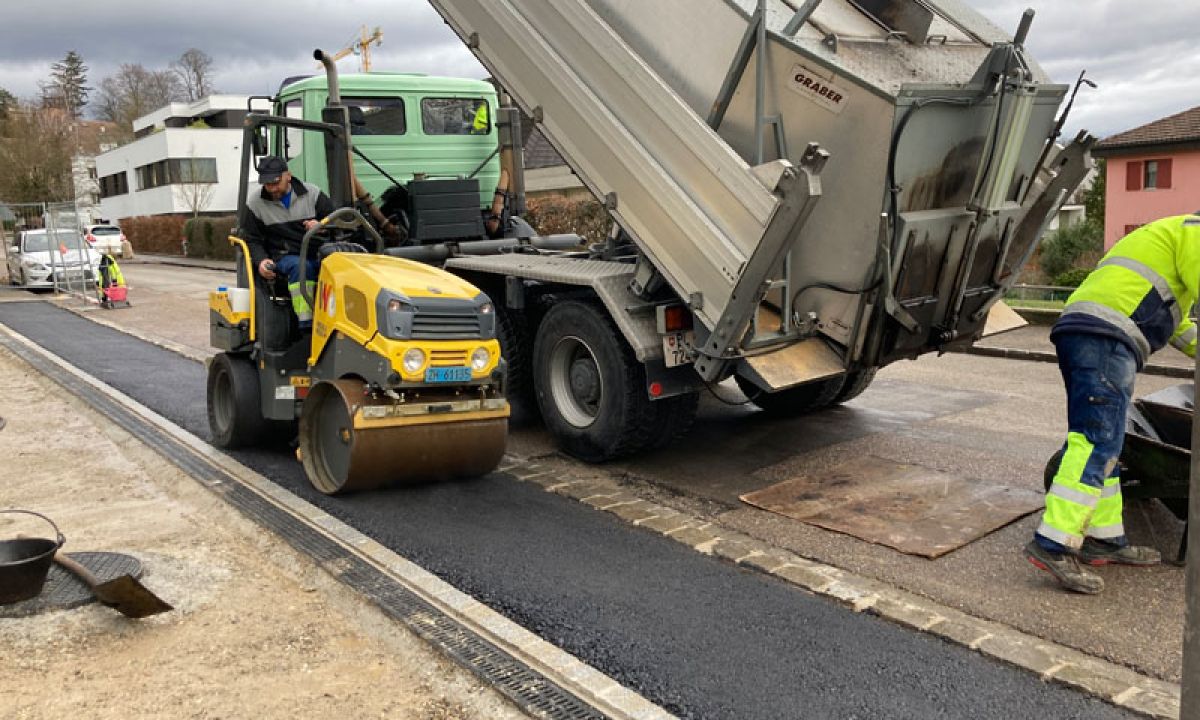 Ist Ihr Trottoir zu hoch und behindert die Zufahrt oder den Zugang zu Ihrer Parzelle? Mit unserer fachgerechten Trottoirabsenkung, dem Setzen von Stellriemen, Wasser- und Bordsteinen sowie der professionellen Instandstellung der Beläge schaffen wir barrierefreie und ansprechende Eingangsbereiche und Zufahrten