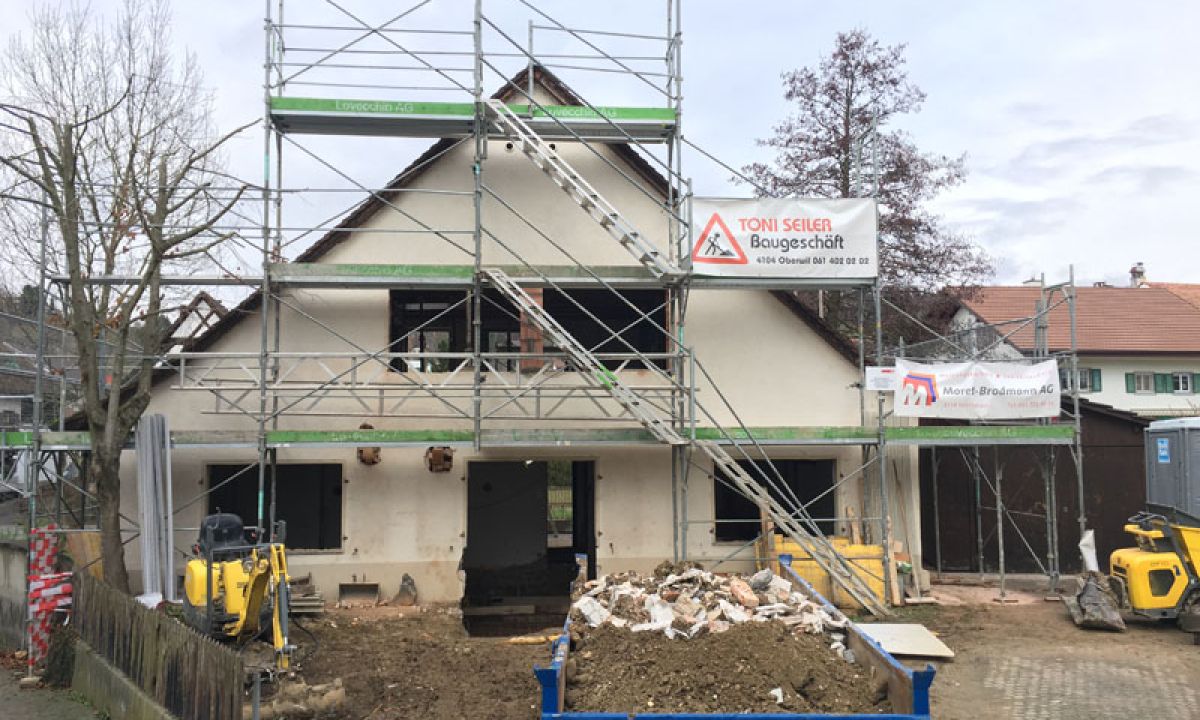 Umbauen oder Anbauen von grossen und kleinen Häusern oder gewerblichen Gebäuden. Wände abbrechen, neue Wände einziehen und verputzen, Grundrisse verändern und Stahlträger einbauen...unsere Kundenmaurer! Kanalisationen sanieren oder Badezimmer und Küchen abbrechen.