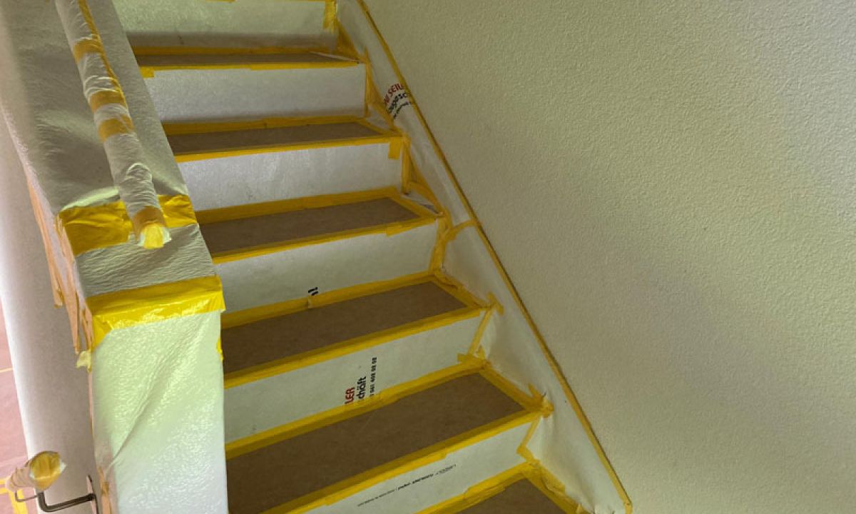 Bauen bedeutet oft Staub – doch wir sorgen dafür, dass er sich nicht ausbreitet! Mit Staubwänden, Schleusen und Vakuumgeräten schützen wir Ihre Wohn- und Arbeitsbereiche zuverlässig vor Schmutz. So bleiben Böden, Wände und Decken bestmöglich erhalten und Sie erleben nach dem Umbau keine unangenehmen Überraschungen.