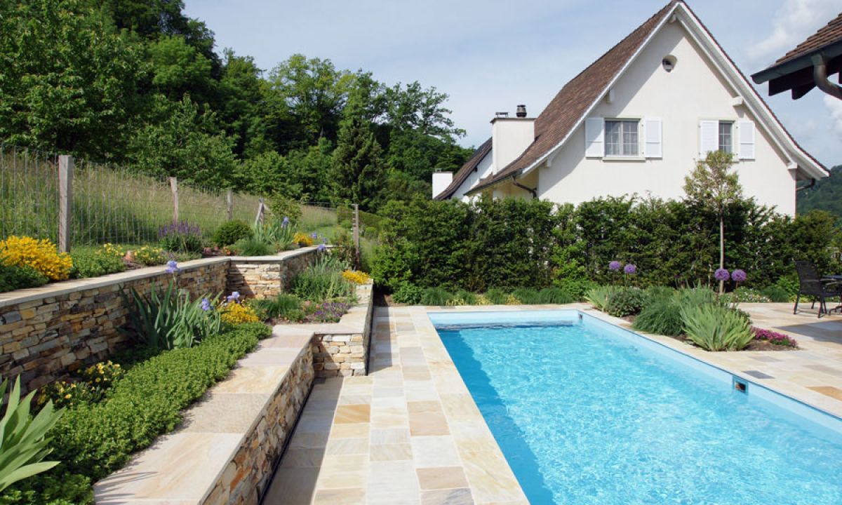 Ein eigenes Schwimmbad im Garten steht f&uuml;r Lebensqualit&auml;t und Erholung zuhause. Ob Sichtbetonpool, modernes Polyesterbecken oder klassisches Folienbecken &ndash; wir realisieren Ihren Pooltraum in Basel-Land und Umgebung, perfekt abgestimmt auf Ihre W&uuml;nsche und Ihr Grundst&uuml;ck.