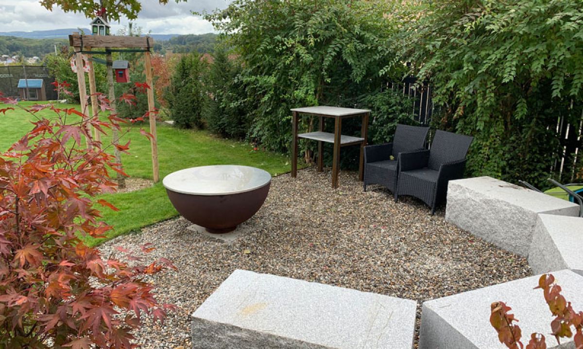 Ob Natursteinmauern, Granitquader, modern gestaltete Wege oder individuelle Pl&auml;tze &ndash; wir verwandeln Ihre Umgebung in einen einzigartigen Lebensraum. Von Treppen, Wasserbecken und Schwimmbadumrandungen bis hin zu Spielpl&auml;tzen und Spezialanfertigungen &ndash; mit Naturstein, Betonprodukten und regionaler Fachkompetenz gestalten wir traumhafte Au&szlig;enbereiche in Basel-Land und Umgebung.