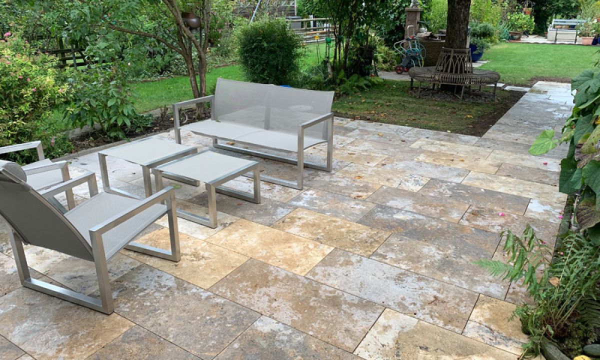 Ob klassische Terrasse, stilvoller Sitzplatz oder moderner Vorplatz: Wir gestalten und sanieren individuelle Pl&auml;tze aus Naturstein, Betonplatten oder Feinsteinzeug &ndash; fachgerecht, dauerhaft und perfekt auf Ihre W&uuml;nsche abgestimmt
