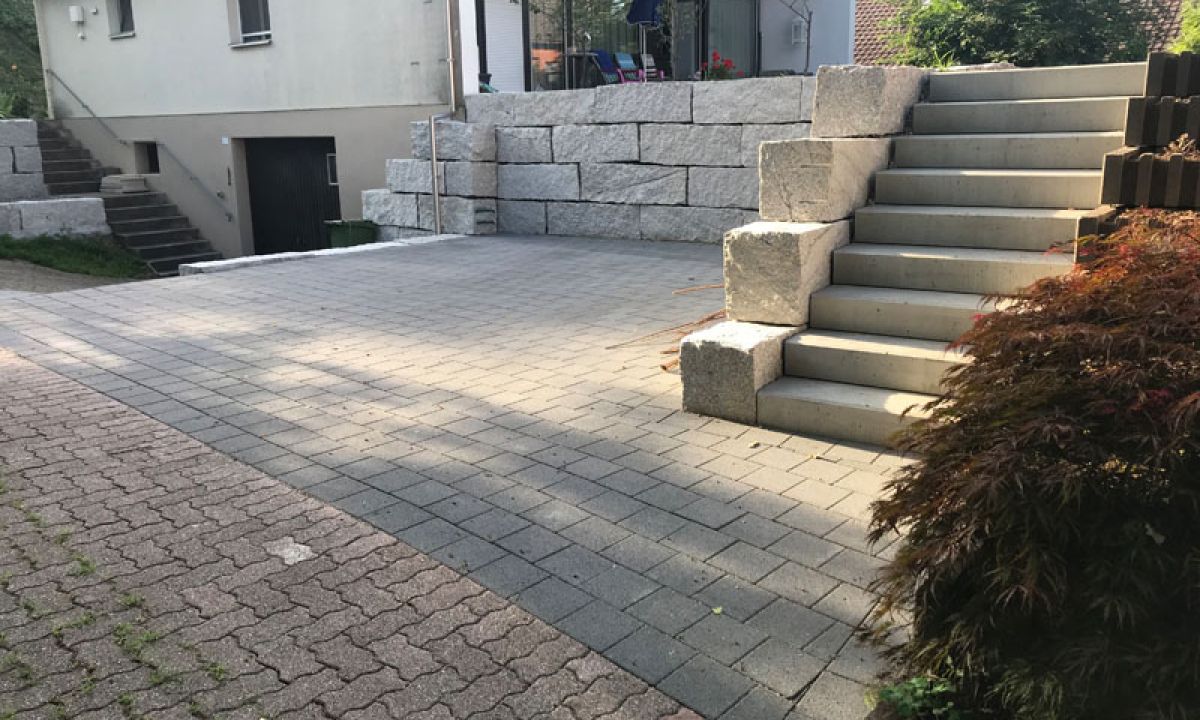 Ob Sanierung bestehender Vorplätze und Parkflächen oder kompletter Neubau – wir realisieren Ihre Plätze mit hochwertigen Naturstein- oder Betonbelägen. Mit sorgfältigen Aushubarbeiten, soliden Fundationen und fachgerechter Verlegung schaffen wir langlebige Außenbereiche. Mauern, Wege und Treppen bieten wir als Komplettservice aus einer Hand – für ein harmonisches Gesamtbild
