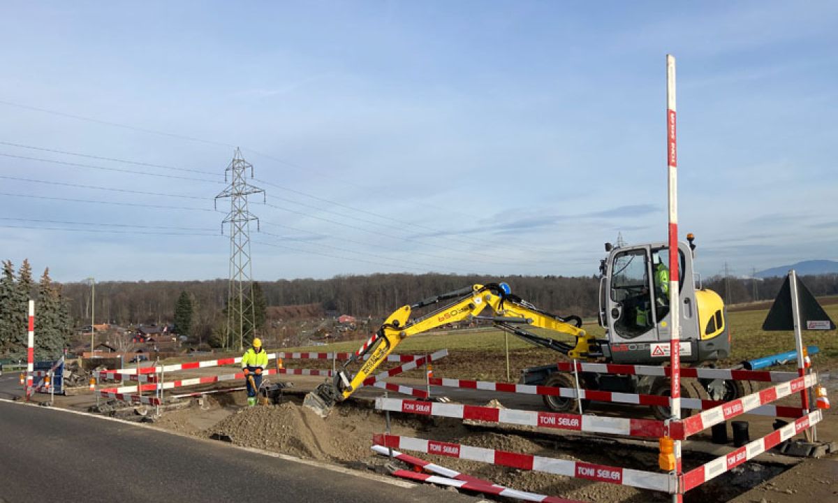 Als erfahrener Vertragspartner von Swisscom, GGA, IWB und Primeo Energie führen wir in Basel-Land fachgerechte Grabenerstellungen und Verlegungen von Werkleitungen durch. Ob Kabelverlegung im offenen Graben oder minimalinvasive Richtpressung – wir gewährleisten zuverlässige und saubere Lösungen für Ihre Infrastruktur.