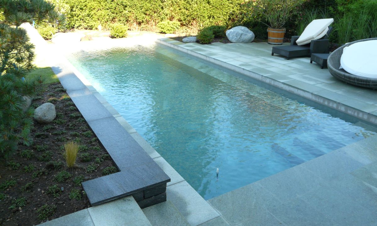 Ihr eigenes Schwimmbad: Wir bauen Sichtbetonpools, Polyester- oder Folienbecken individuell f&uuml;r Sie &ndash; einschlie&szlig;lich passender Poolumrandung und moderner Ausstattung. Verwandeln Sie Ihren Garten in eine echte Wohlf&uuml;hloase.